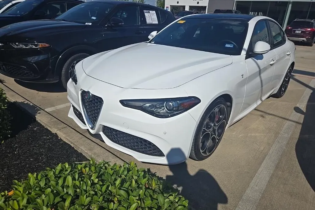 2022 Alfa Romeo Giulia Ti photo 1