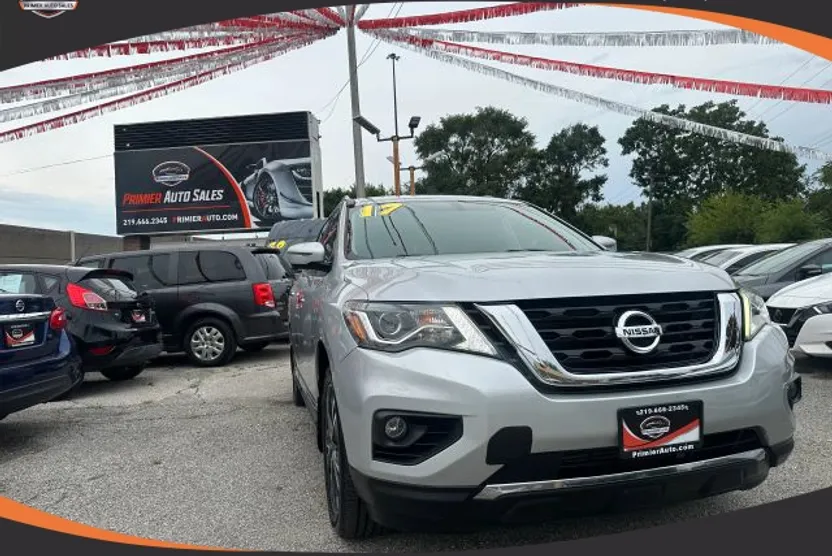2017 Nissan Pathfinder Platinum photo 1