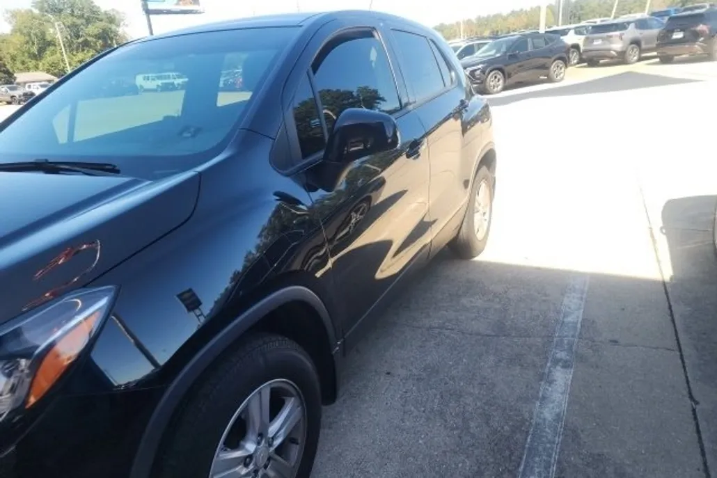 2022 Chevrolet Trax LS photo 1