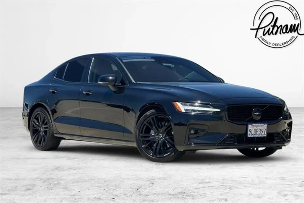 2024 Volvo S60 B5 Plus Black Edition photo 1