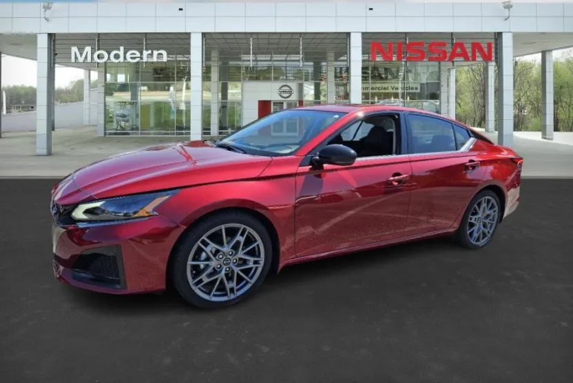 2024 Nissan Altima SR photo 1