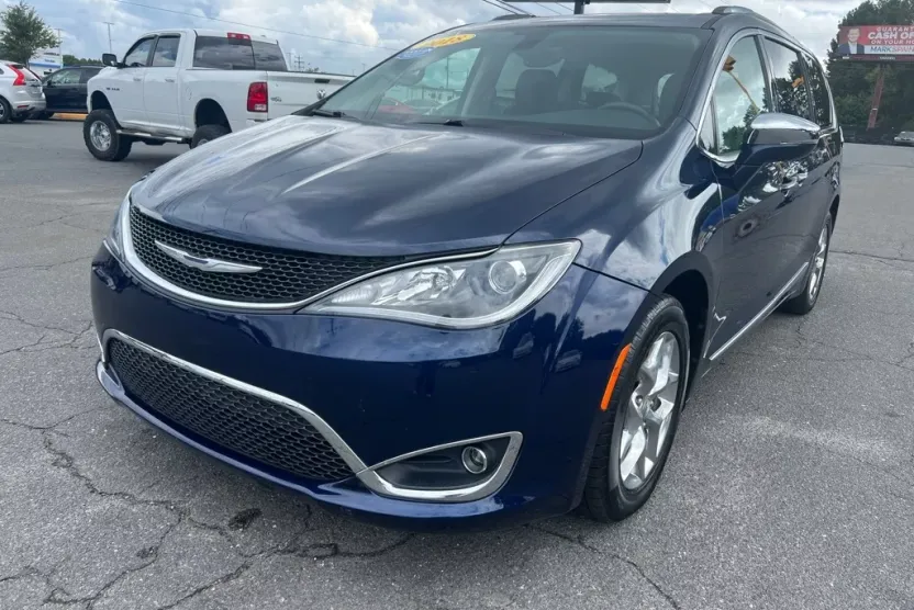 2018 Chrysler Pacifica Limited photo 1