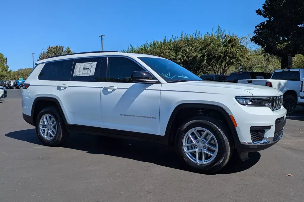 2025 Jeep Grand Cherokee Laredo Sport photo 1