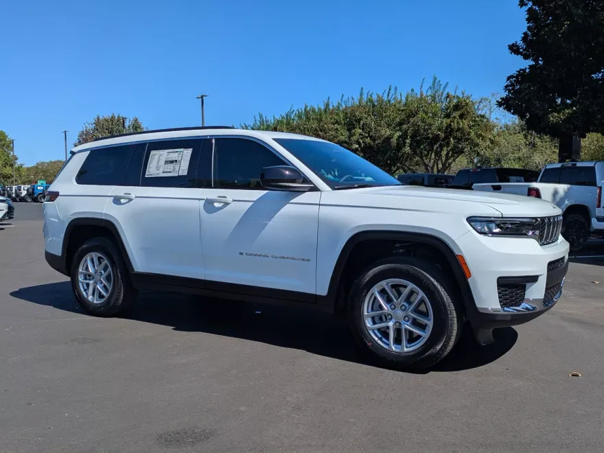 2025 Jeep Grand Cherokee Laredo Sport photo 1