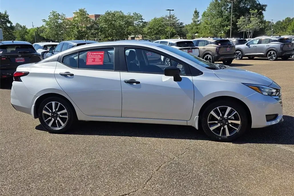 2025 Nissan Versa 1.6 S photo 1
