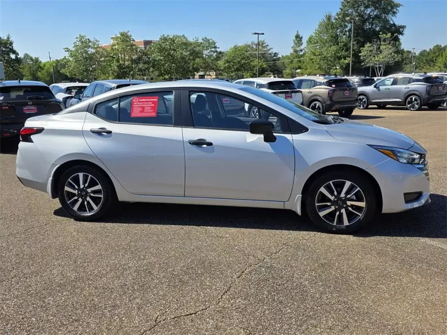 2025 Nissan Versa 1.6 S photo 1