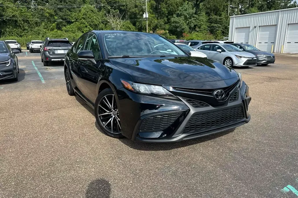 2022 Toyota Camry SE photo 1
