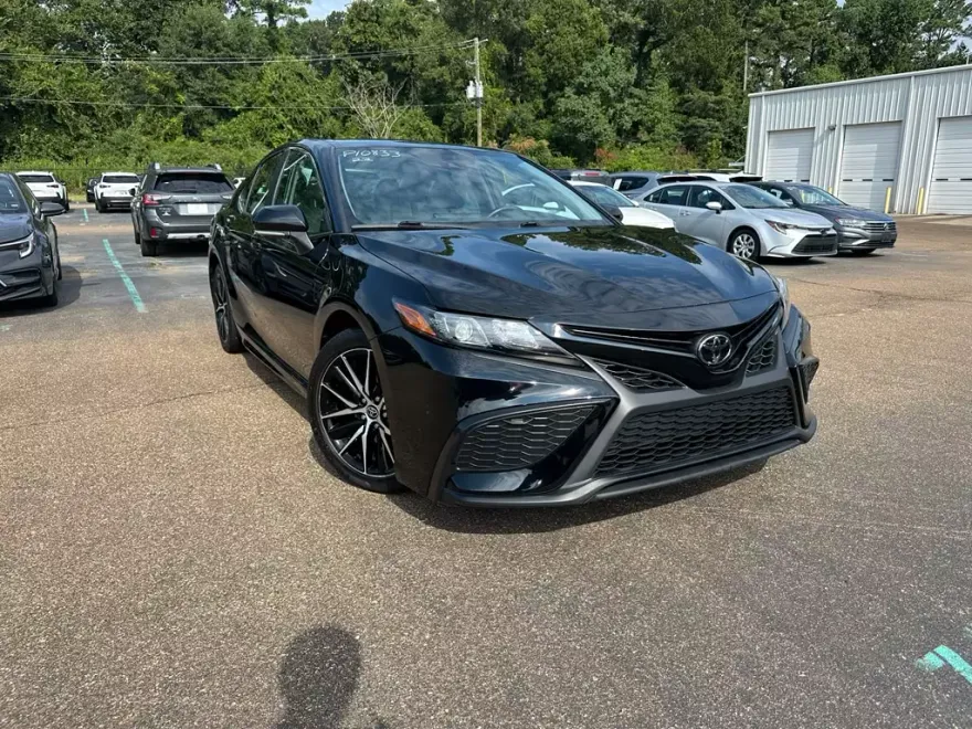 2022 Toyota Camry SE photo 1