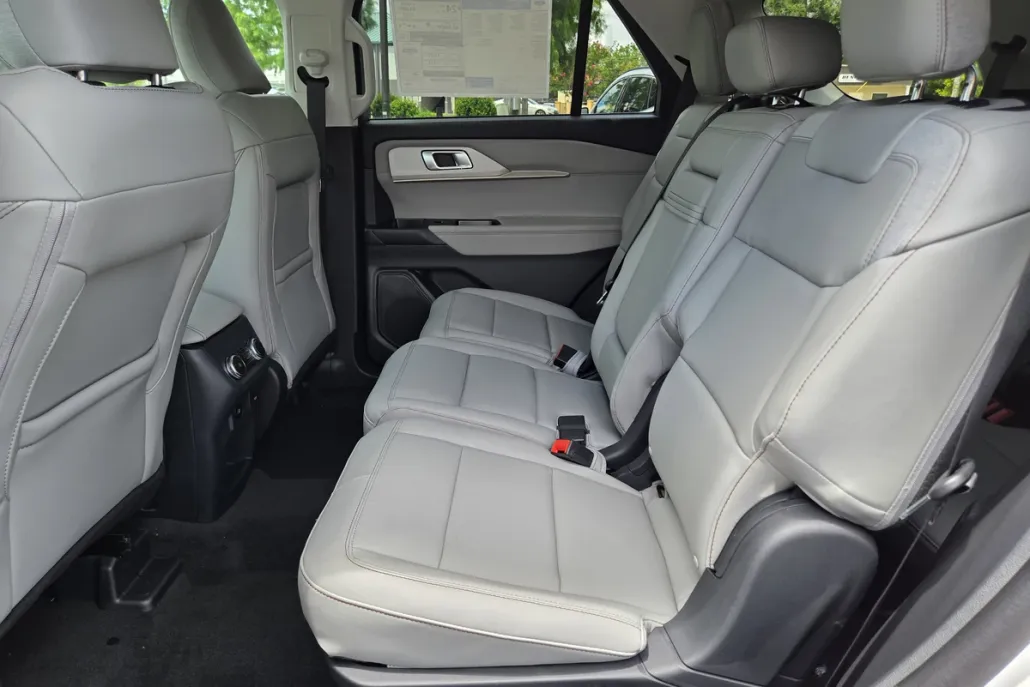 2025 Ford Explorer photo 1
