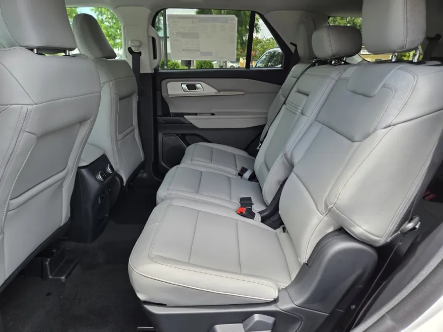 2025 Ford Explorer photo 1