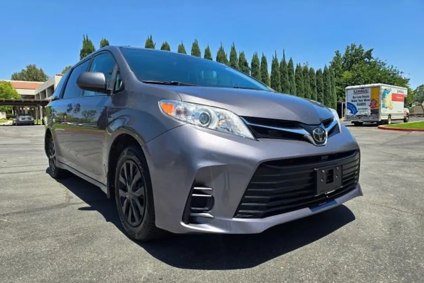 2019 Toyota Sienna LE photo 1