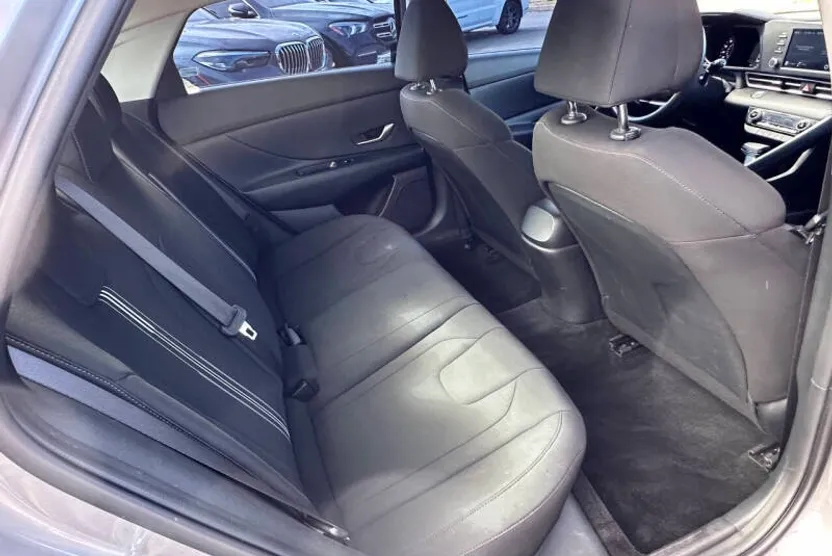 2023 Hyundai Elantra SEL photo 1