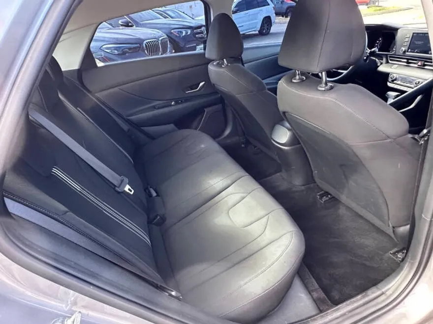 2023 Hyundai Elantra SEL photo 1