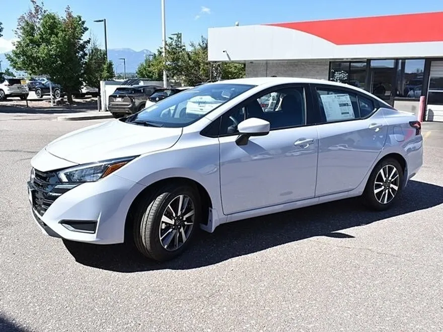 2025 Nissan Versa 1.6 SV photo 1