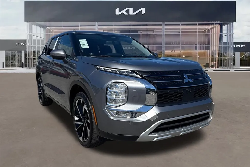 2024 Mitsubishi Outlander SE photo 1