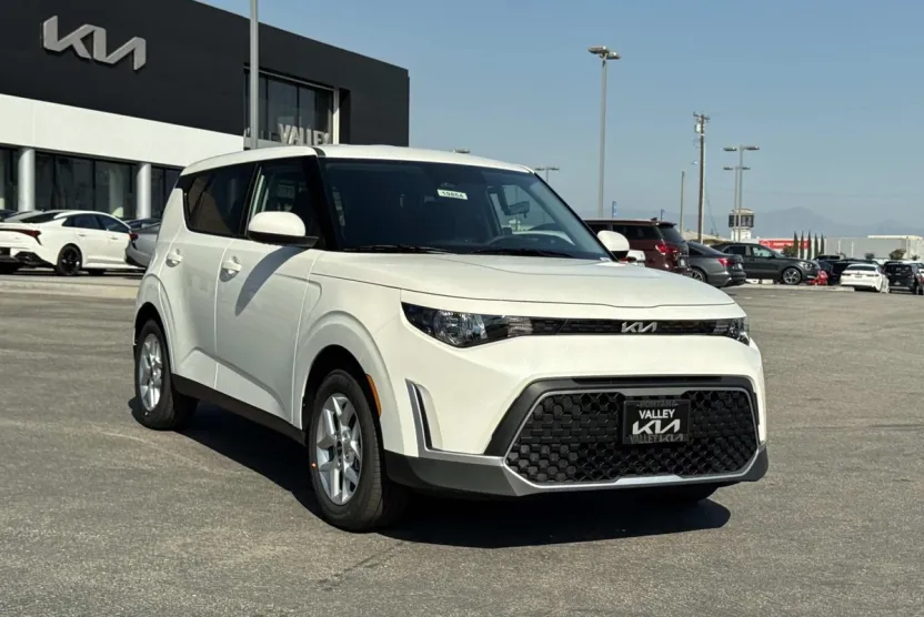 2025 Kia Soul LX photo 1