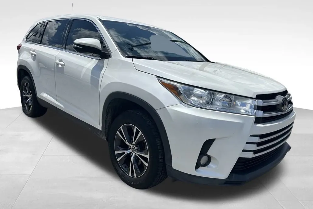 2019 Toyota Highlander LE photo 1