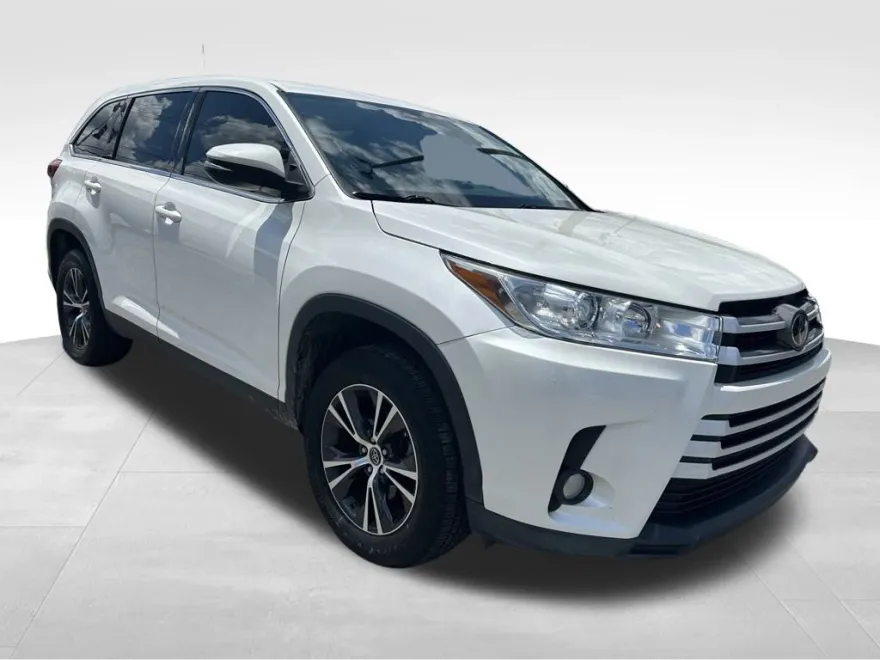2019 Toyota Highlander LE photo 1