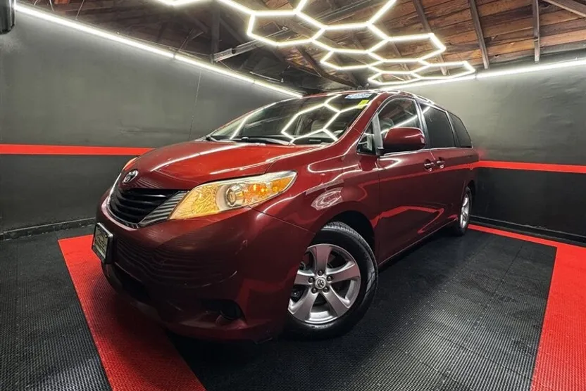 2012 Toyota Sienna LE photo 1