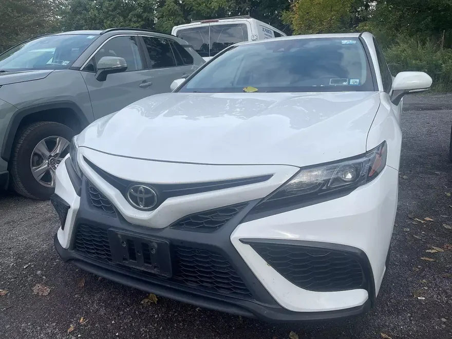 2021 Toyota Camry SE photo 1