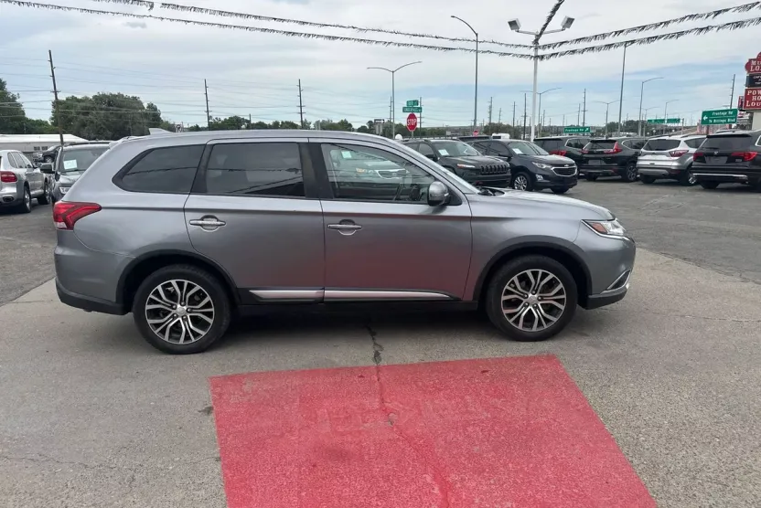 2018 Mitsubishi Outlander ES photo 1