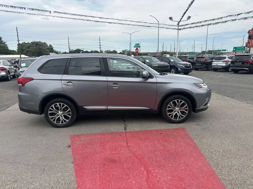 2018 Mitsubishi Outlander ES photo 1