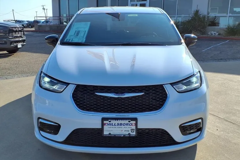 2026 Chrysler Pacifica photo 1