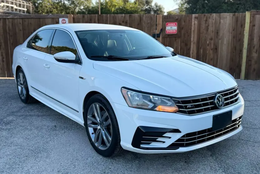 2017 Volkswagen Passat R-Line photo 1