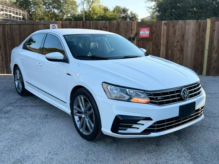 2017 Volkswagen Passat R-Line photo 1