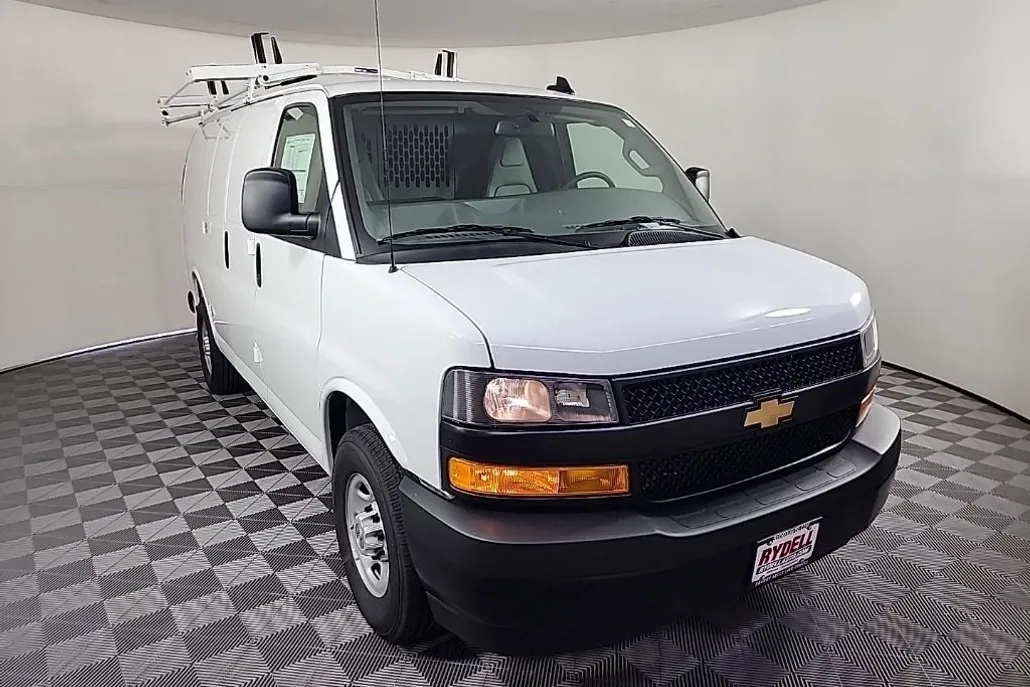 2025 Chevrolet Express Cargo 3500 photo 1