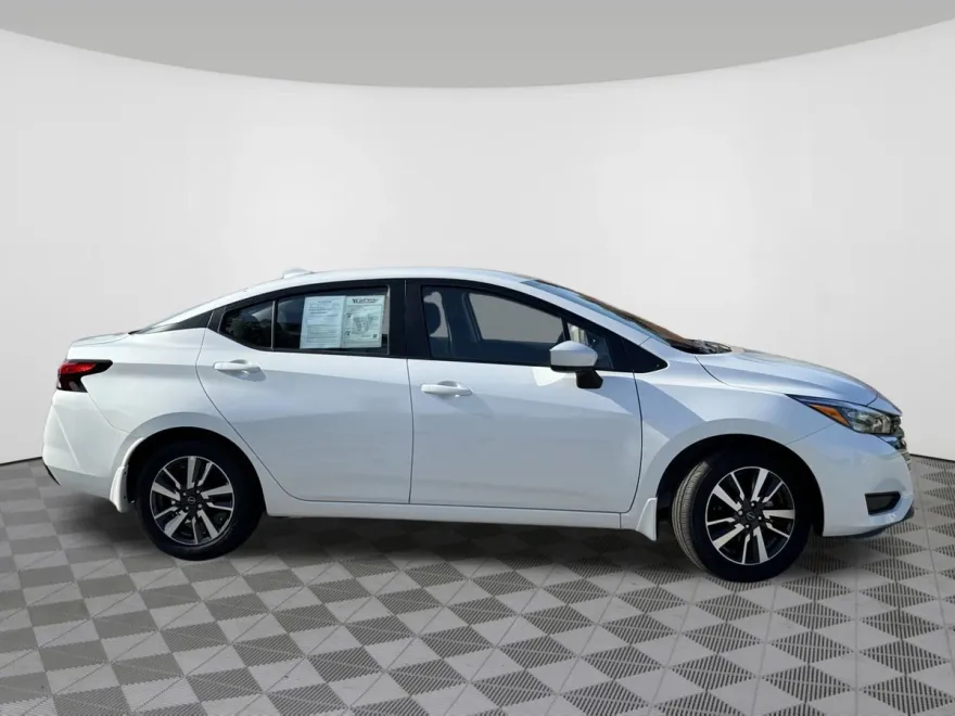 2025 Nissan Versa SV photo 1