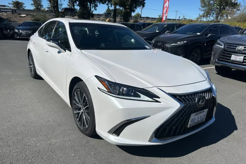 2025 Lexus ES 300h photo 1