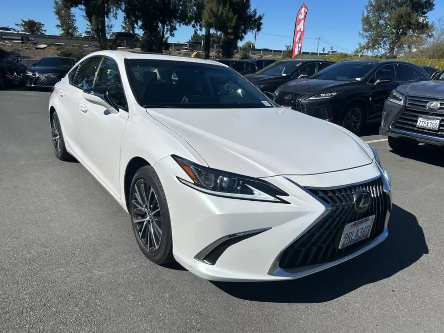 2025 Lexus ES 300h photo 1