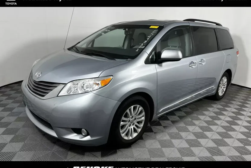 2014 Toyota Sienna XLE photo 1