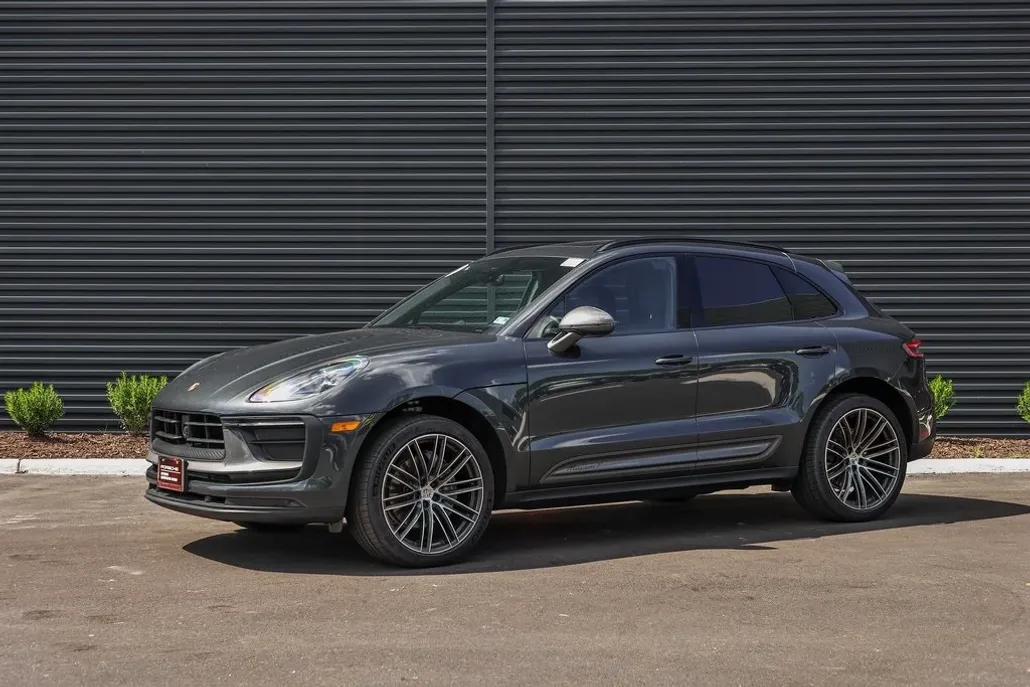2025 Porsche Macan T photo 1