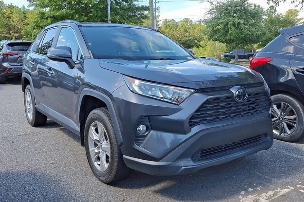 2021 Toyota RAV4 LE photo 1
