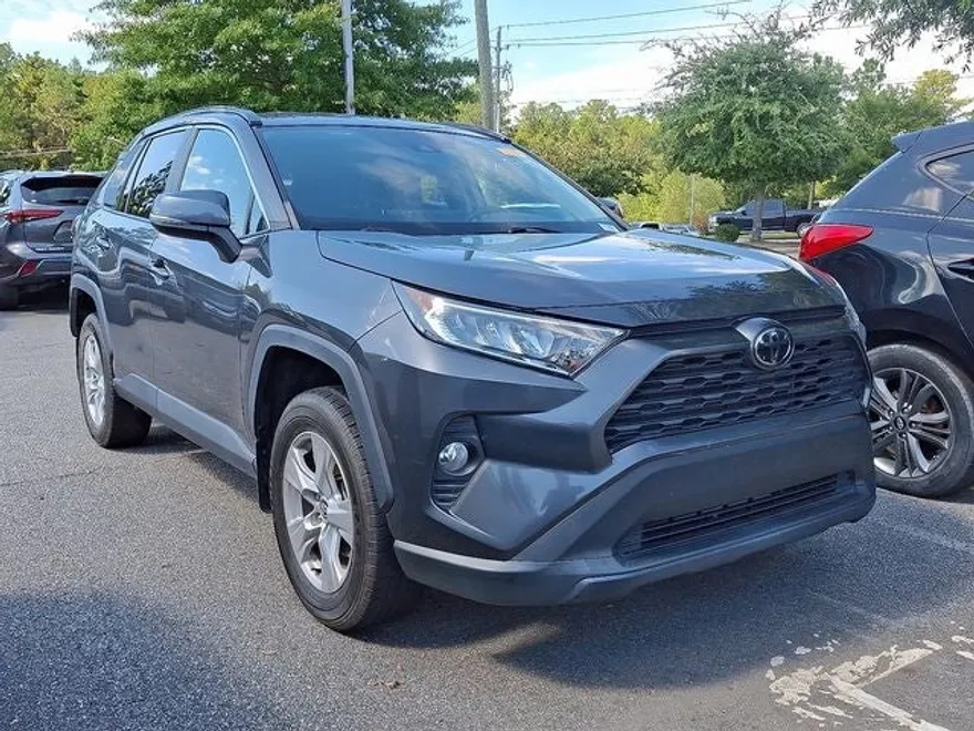 2021 Toyota RAV4 LE photo 1