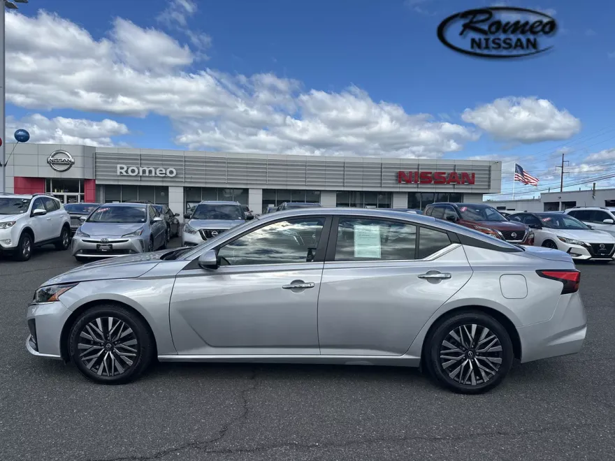 2023 Nissan Altima 2.5 SV photo 1