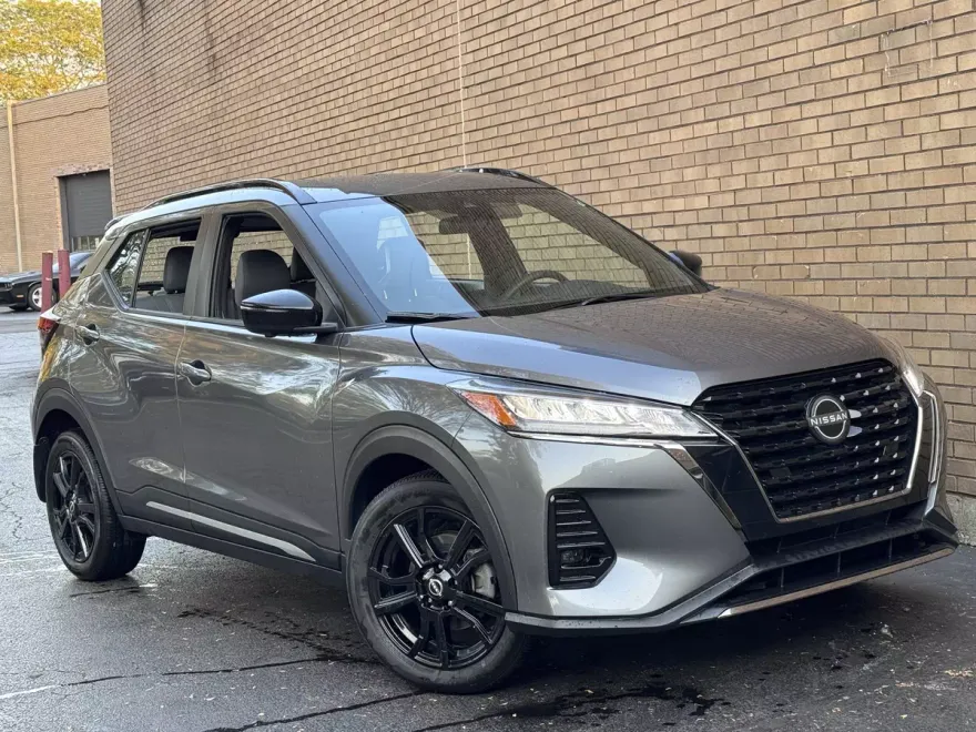 2024 Nissan Kicks SR photo 1