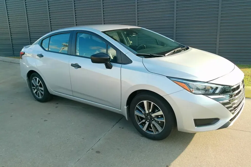 2025 Nissan Versa S photo 1