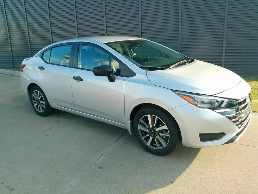 2025 Nissan Versa S photo 1