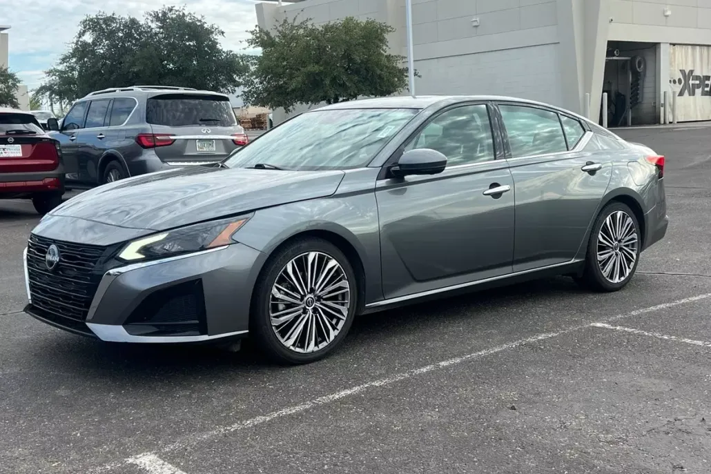 2023 Nissan Altima 2.5 SL photo 1