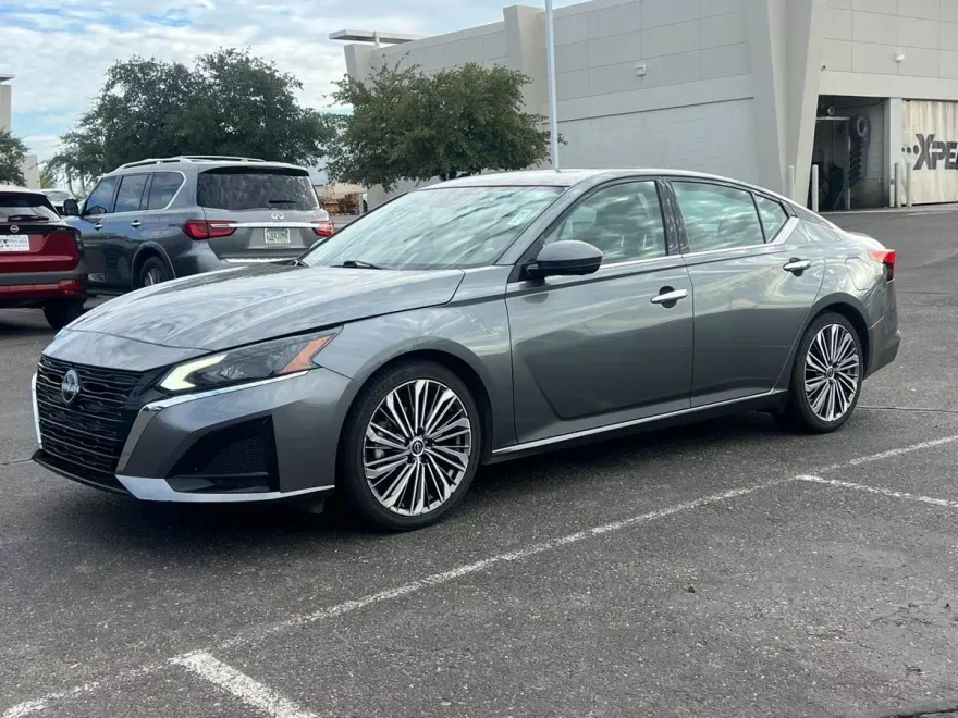 2023 Nissan Altima 2.5 SL photo 1