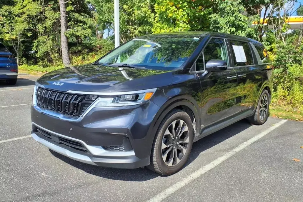 2022 Kia Carnival EX photo 1