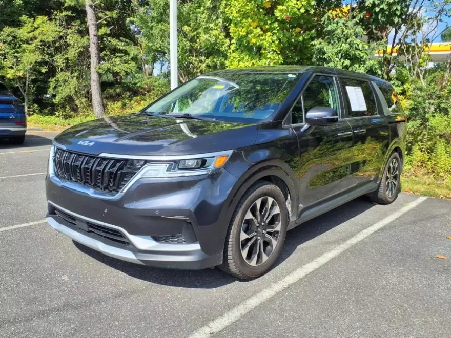 2022 Kia Carnival EX photo 1
