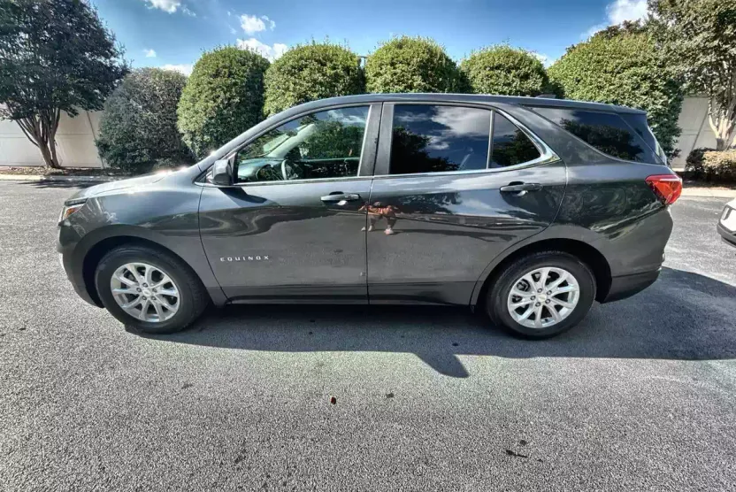 2021 Chevrolet Equinox LT photo 1