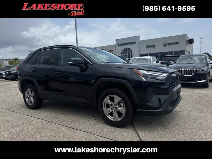 2023 Toyota RAV4 XLE photo 1