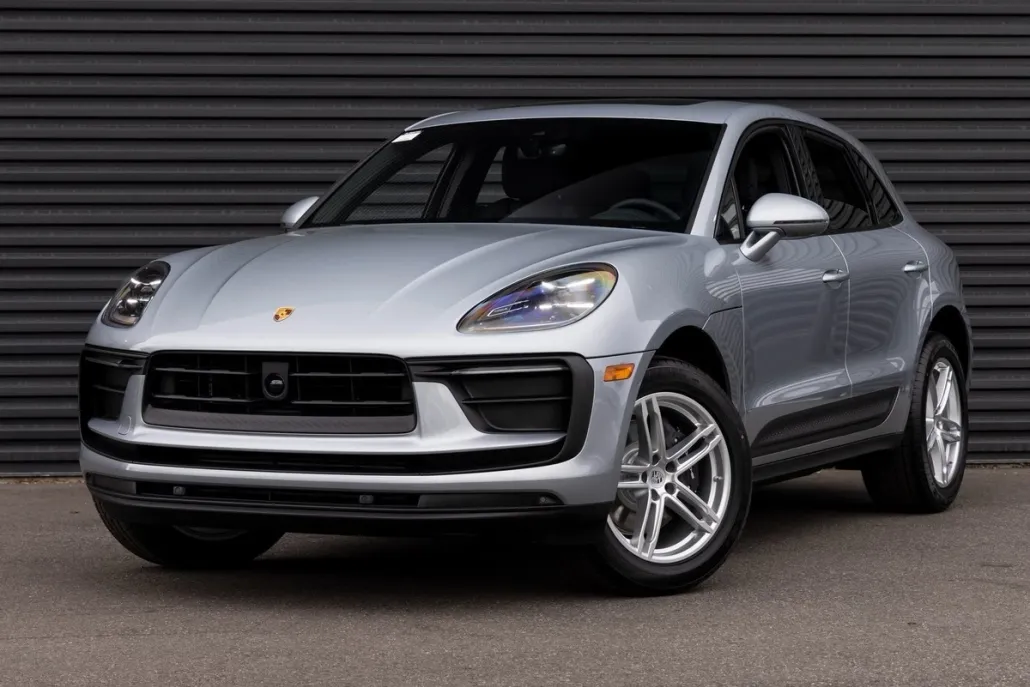 2025 Porsche Macan T photo 1