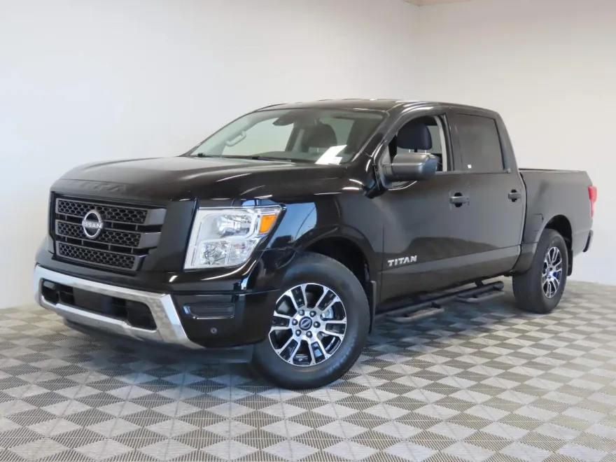 2024 Nissan Titan SV Crew Cab photo 1