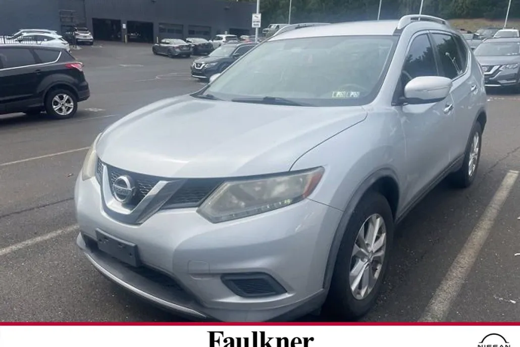 2015 Nissan Rogue SV photo 1